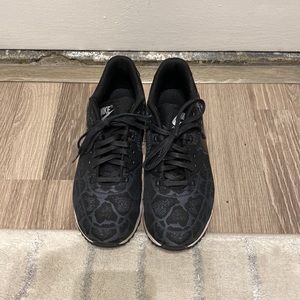 Nike Air Max (woman’s shoes)